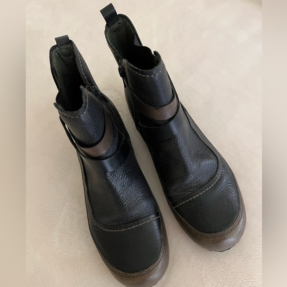 Clark’s Artisan Black and Olive Leather Upper Zip on Bootie.  New size 8